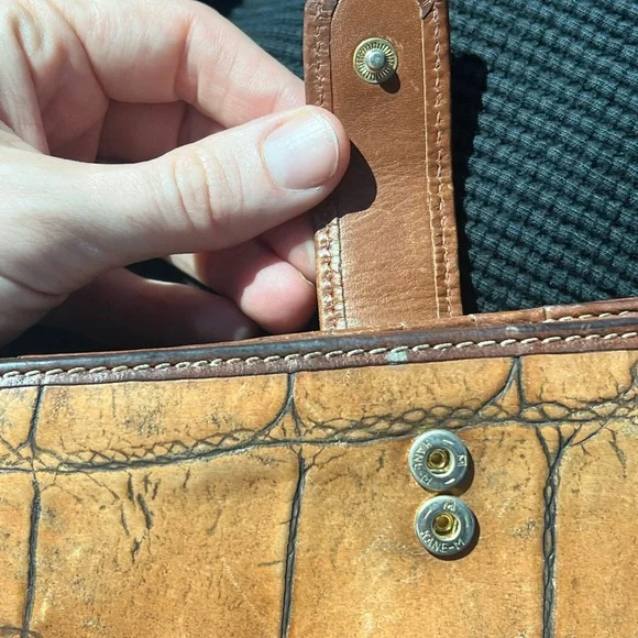 Vintage Dooney & Bourke Croc-Embossed Tan Leather Wallet - Picture 6 of 11
